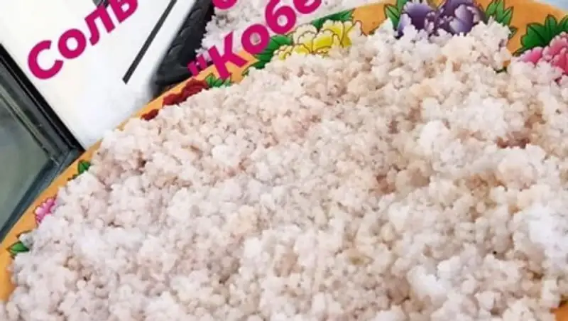 Соль с розового озера Кобейтуз начали продавать как лекарство от коронавируса