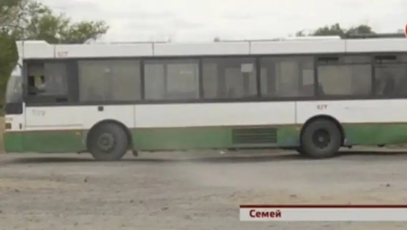 Семейчане в хорошую погоду ездят на автобусах, а в дождь ходят пешком