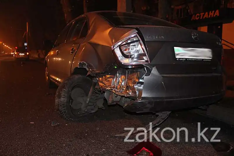 Водитель Мазды протаранил две машины и покинул место ДТП, Алматы (фото), фото - Новости Zakon.kz от 13.11.2013 18:48