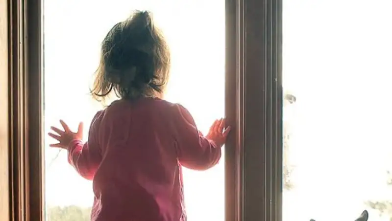 В Павлодаре 6-летняя девочка едва не упала с 4 этажа