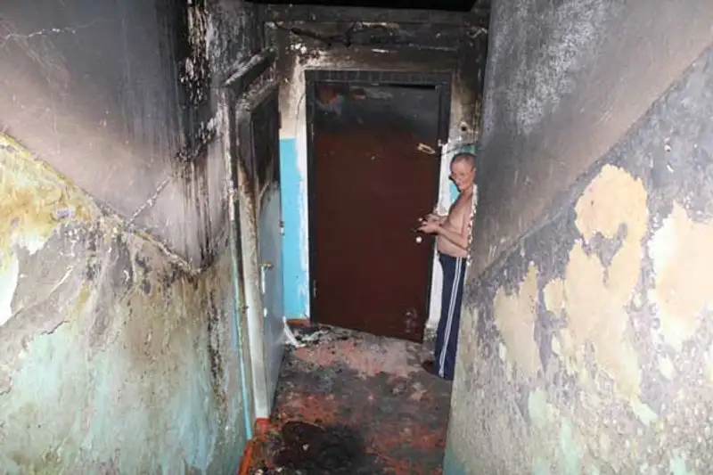 Поняв, что водителю бензовоза уже ничем не помочь, сотрудники ДЧС принялись эвакуировать жильцов горевшего дома (фото), фото - Новости Zakon.kz от 28.06.2013 15:58