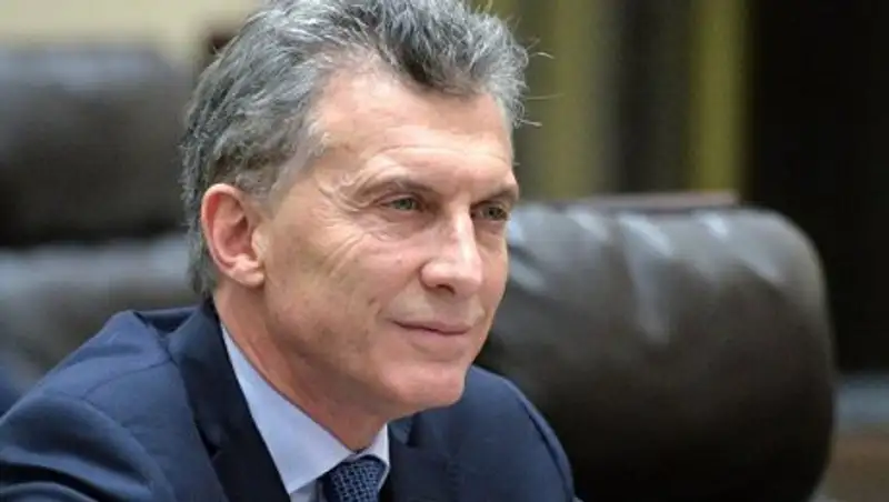 На Президента Аргентины совершено нападение: машину забросали камнями