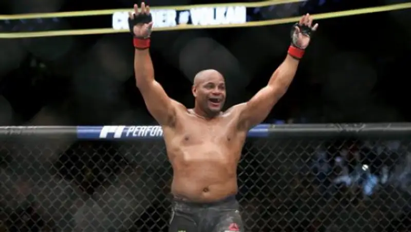 Чемпион UFC защитил титул и попал в историю