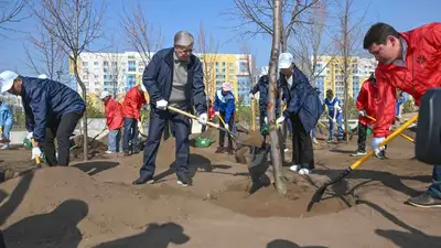 Токаев принял участие в субботнике, фото - Новости Zakon.kz от 29.04.2023 12:23