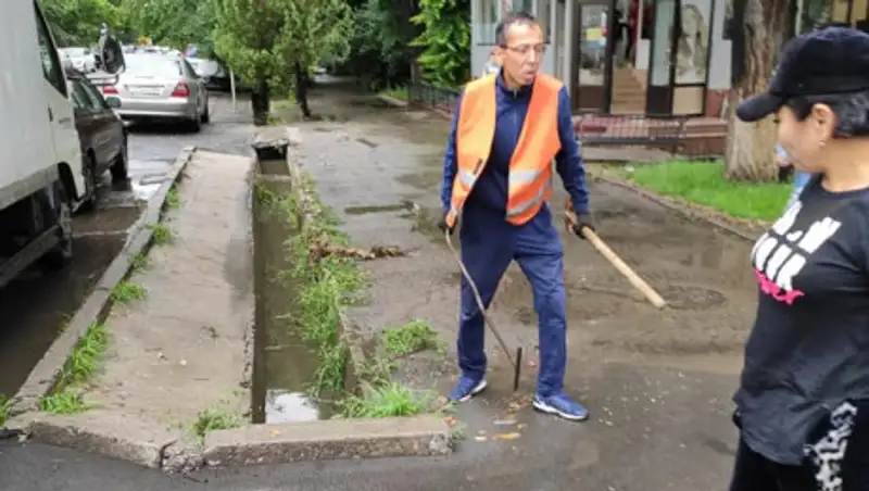 За 1,5 часа дождя в ДЧС Алматы поступило 11 обращений о подтоплениях