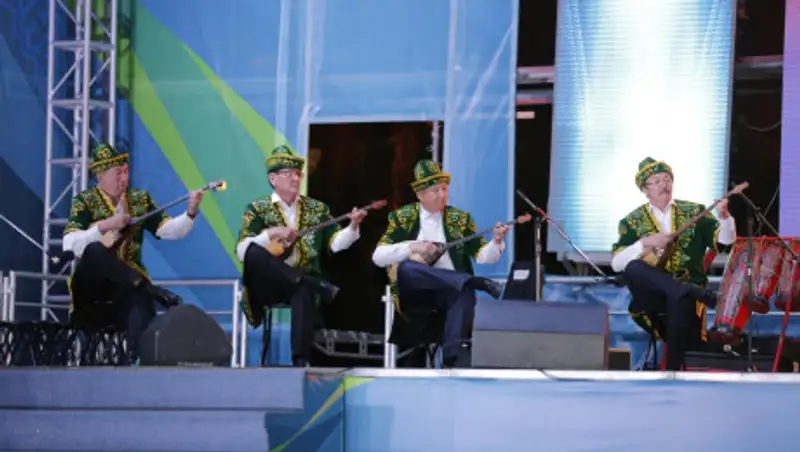 В Атырау состоялось открытие Международного фестиваля домбры "Saz Perneli Saraishyq"