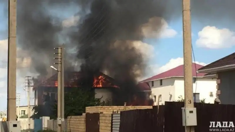 В результате пожара в поселке Приморский сгорели второй этаж и крыша жилого дома