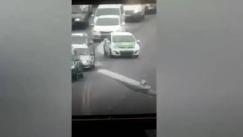 Появилось видео, как водитель такси в "час пик" выехал на встречку