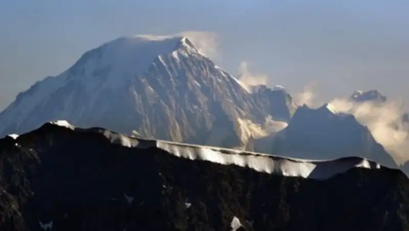 Во французских Альпах лавина накрыла лыжников