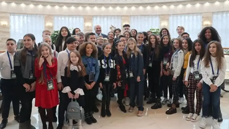 Лукашенко подарил Данэлии Тулешовой сладости и книги о Беларуси