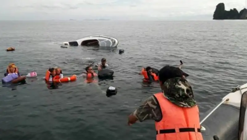 В Таиланде более 20 туристов эвакуированы с затонувшей в море лодки