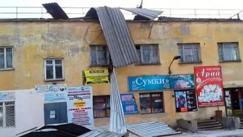Ветер сорвал крышу со здания в Усть-Каменогорске