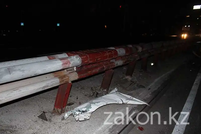 Две машины такси протаранил пьяный водитель Мерседеса в Алматы (фото) Две машины такси протаранил пьяный водитель Мерседеса в Алматы (фото), фото - Новости Zakon.kz от 18.11.2013 20:48