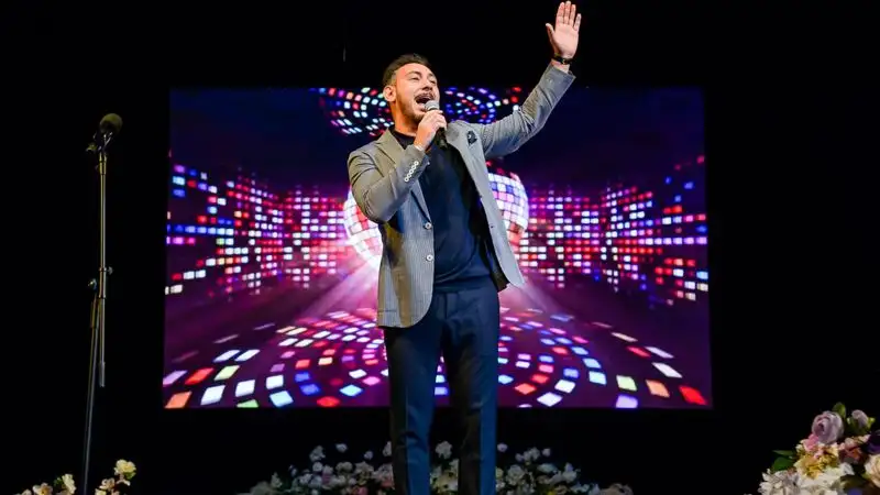 Алан Черкасов рассказал "Красивую историю" женщинам легендарного театра в Алматы