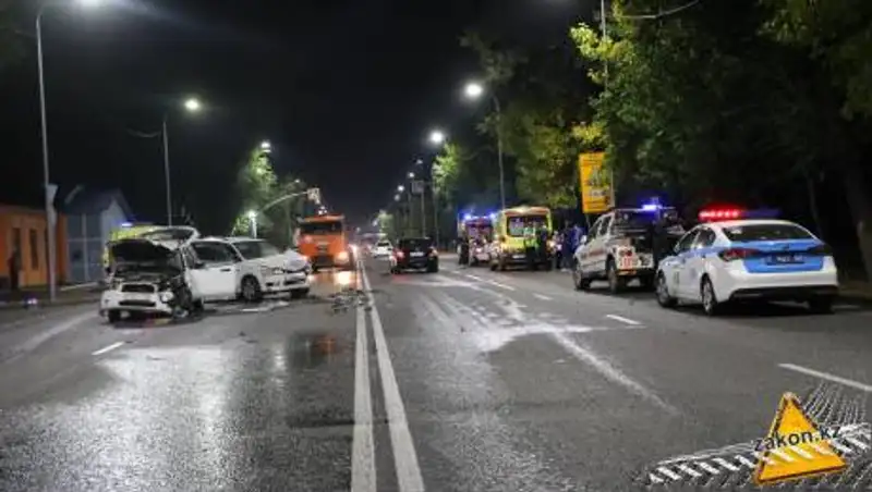 Toyota несколько раз перевернулась - тройное ДТП в Алматы