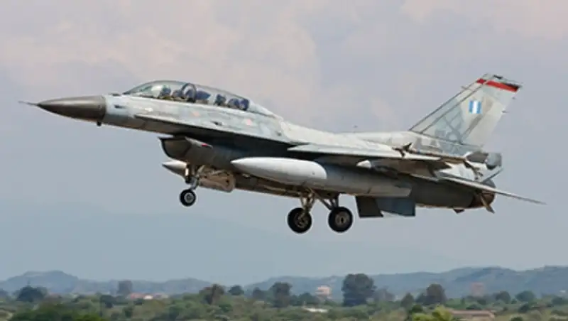 Два F-16 греческих ВВС взяли на прицел шесть турецких истребителей