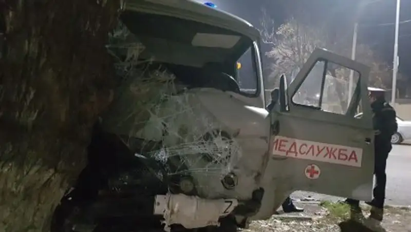 В Шымкенте водитель «неотложки» попал в реанимацию после ДТП