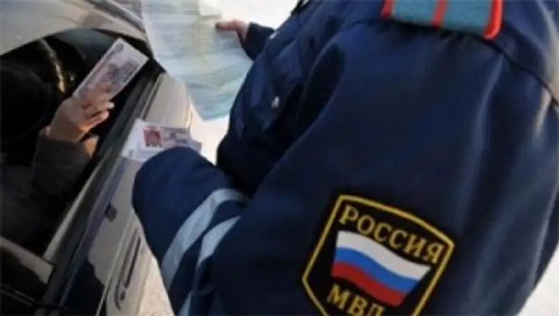 В России 27-летнего казахстанца оштрафовали за попытку дачи взятки гаишнику