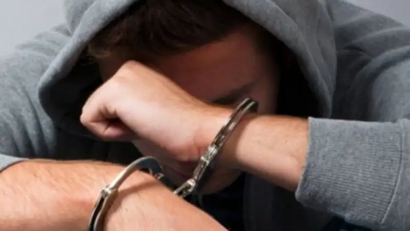 В Шымкенте четверо жителей подозреваются в вымогательстве 15 тысяч долларов