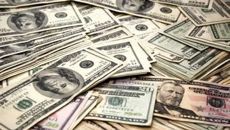 На полторы тенге подрос курс доллара на утренних торгах