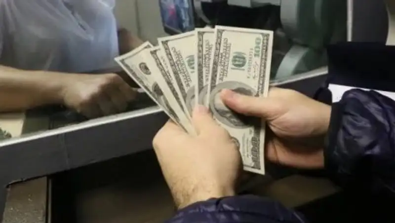 Казахстанцы покупают долларов больше, чем продают