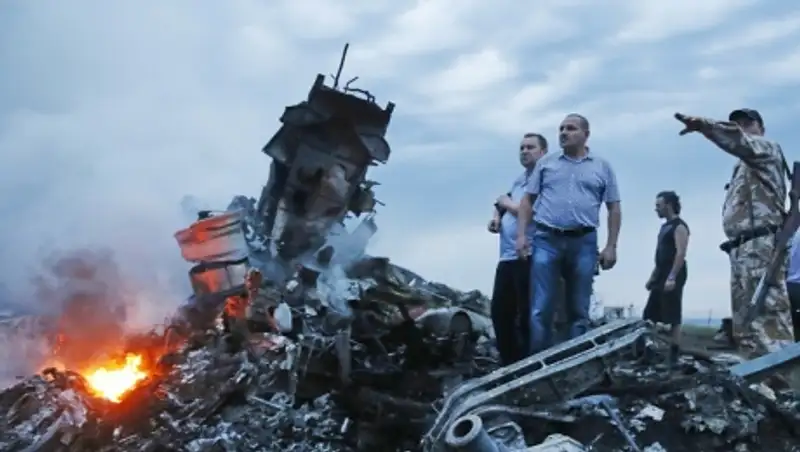 Свидетели: после крушения малайзийского "Боинга" в облаках скрылся серый самолет