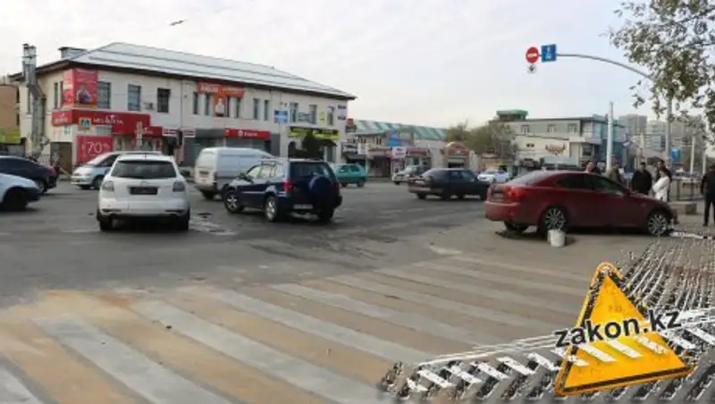 Lexus едва не задавил женщину с ребенком в Алматы