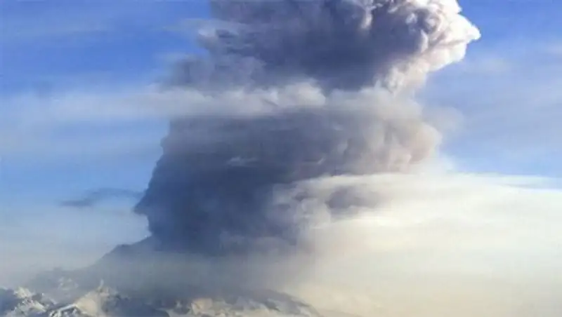 Вулкан Шивелуч на Камчатке выбросил десятикилометровый столб пепла