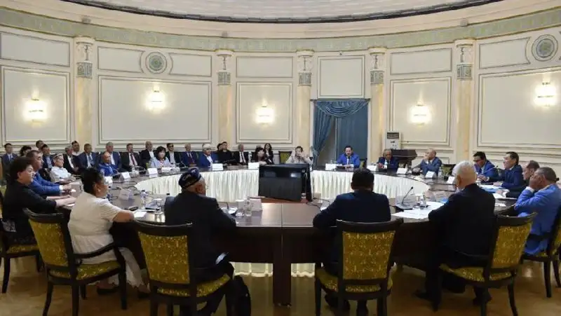 Мы готовы оказать молодежи всемерную поддержку по изучению казахского языка — Азильханов