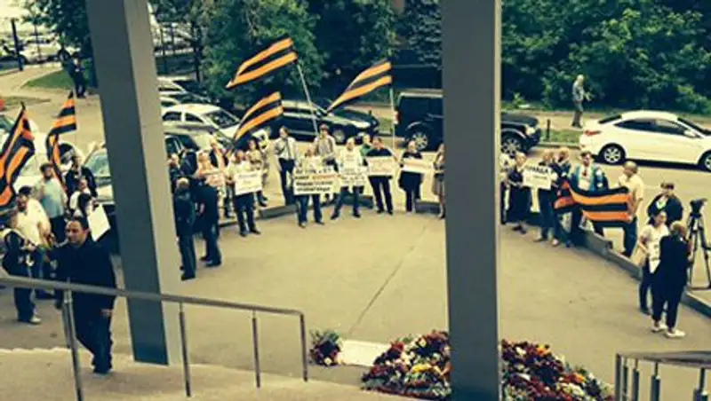 Пикетировавшие РБК активисты пришли поблагодарить ВГТРК