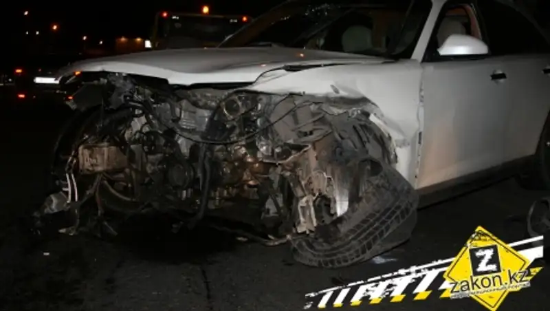 В Алматы водитель Инфинити из-за подрезавшей его машины попал в ДТП