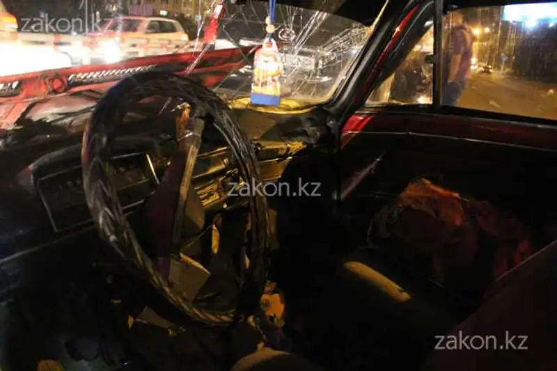 Дорожные ограждения на проспекте Аль-Фараби спровоцировали столкновение 4 машин (фото), фото - Новости Zakon.kz от 17.06.2013 17:37