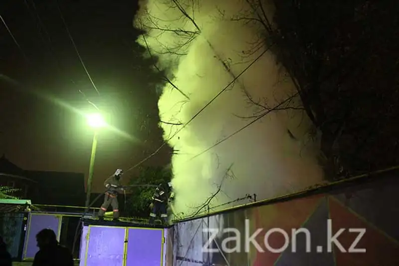 В Алматы огонь уничтожил частный запас угля на зиму и автомобиль (фото) В Алматы огонь уничтожил частный запас угля на зиму и автомобиль (фото), фото - Новости Zakon.kz от 06.11.2013 16:38