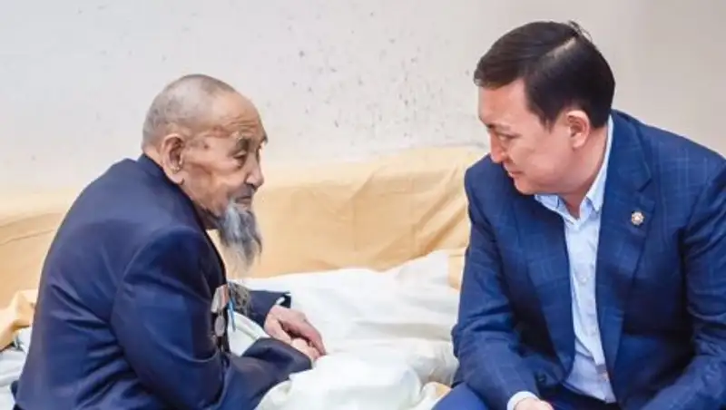 Прокуроры Жамбылской области поздравили ветеранов ВОВ