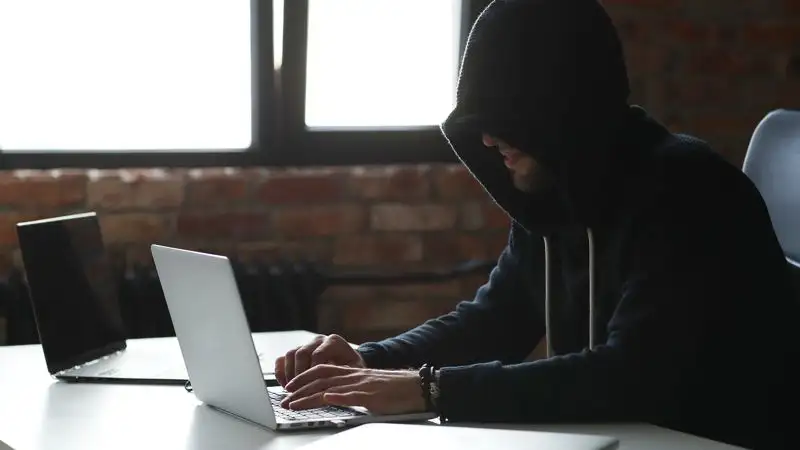 Мошенники расставляют ловушки для любителей новогодних распродаж