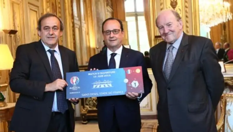 Платини вручил первый билет на Euro-2016