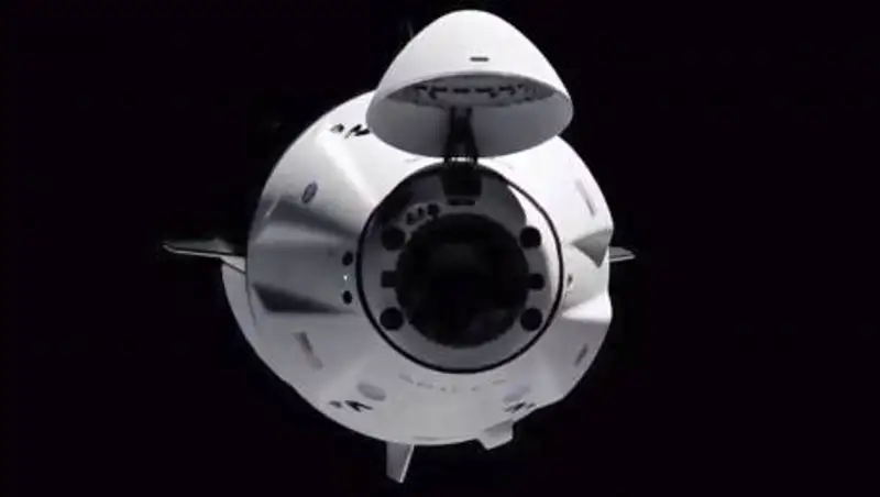 Корабль Crew Dragon с астронавтами отстыковался от МКС и полетел к Земле