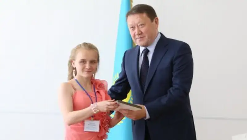 Аким СКО Кумар Аксакалов вручил премии выпускникам