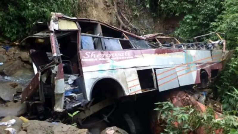 На севере Индии автобус сорвался в ущелье, более 20 человек погибли