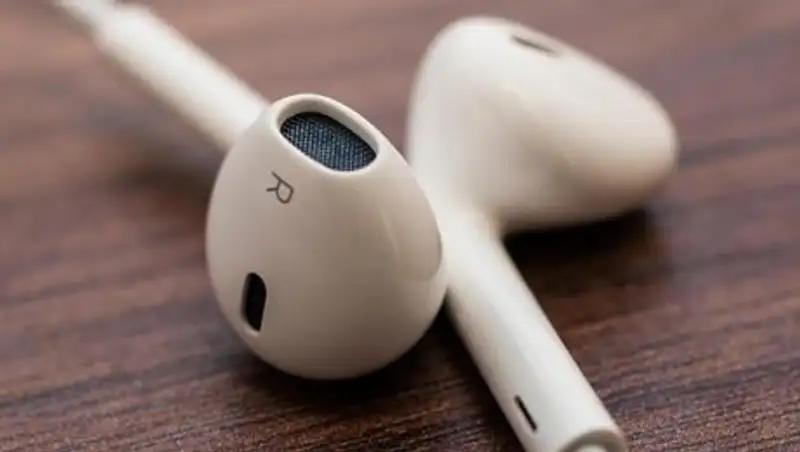 Apple запатентовала наушники, которые невозможно надеть неправильно