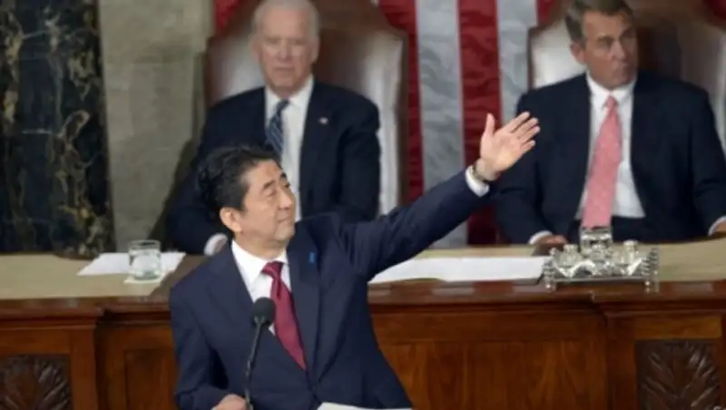 Премьер Японии выразил в США глубокое раскаяние