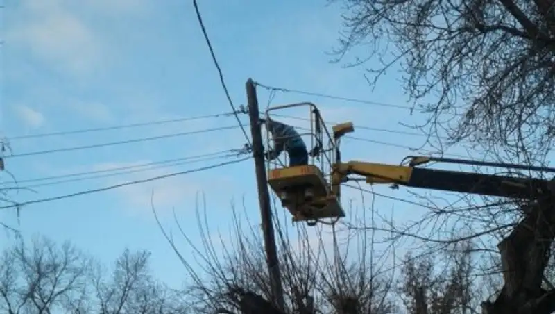 Павлодарда жо&#1171;арыдан &#1179;&#1201;ла&#1171;ан м&#1201;з се&#1187;і электр кабелін &#1199;зіп т&#1199;сті