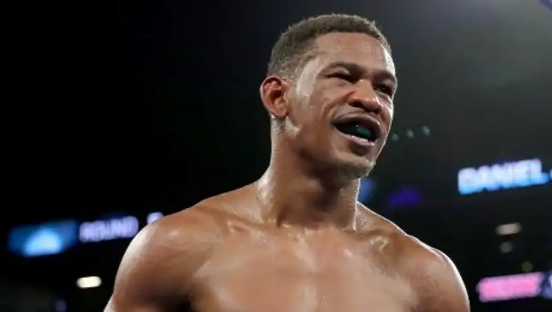 В бою за титул Головкина Джейкобс одолел Деревянченко