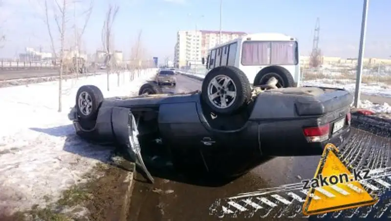 В Алматы Mercedes кубарем улетел через разделительную аллею 