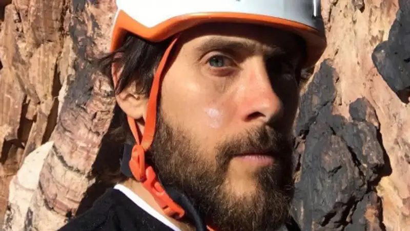 Джаред Лето забрался на скалу и чуть не погиб