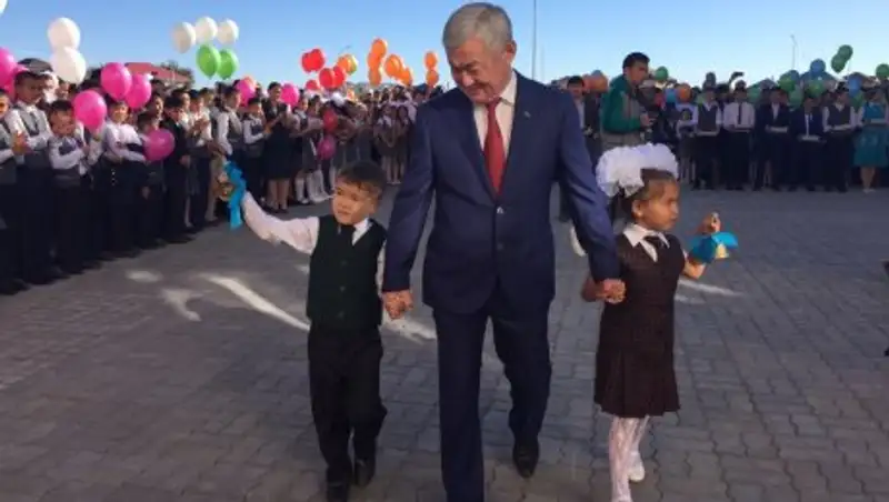 Бердыбек Сапарбаев посетил торжественные линейки в День знаний 