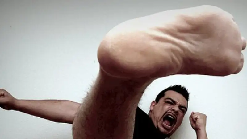 В алматинском аэропорту нетрезвый москвич сломал полицейскому нос