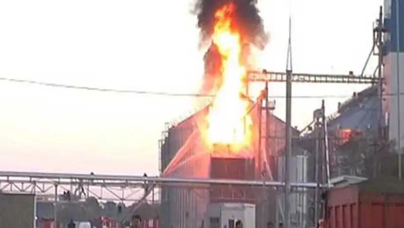 20 тонн семян подсолнечника уничтожил огонь на элеваторе в Усть-Каменогорске, фото - Новости Zakon.kz от 16.10.2013 15:57