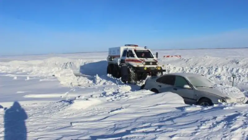 В регионах страны продолжают спасать людей из снежных заносов