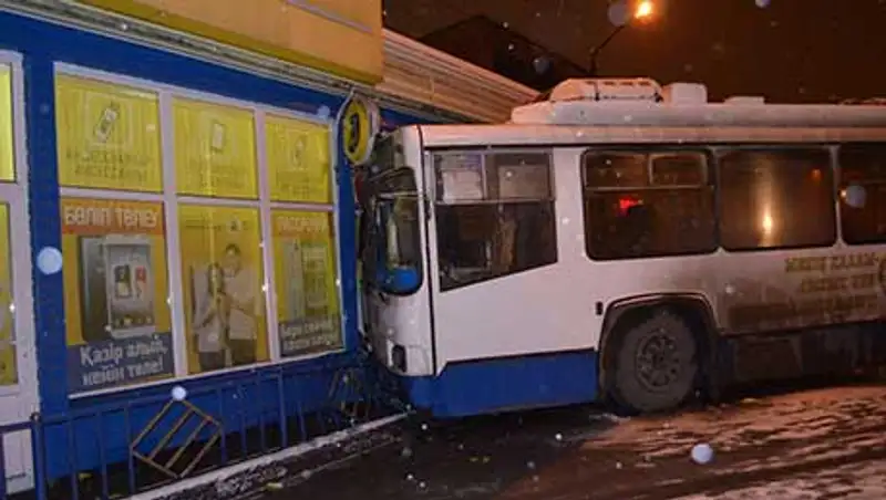 В Петропавловске троллейбус с пассажирами въехал в торговый бутик